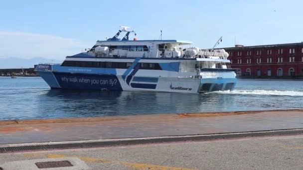 Neapel - Aliscafo i partenza dal porto — Stockvideo