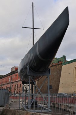 Napoli, Campania, İtalya - 4 Şubat 2021: Mascalzone Latin yelkenlisi Molo Beverello 'da sergileniyor