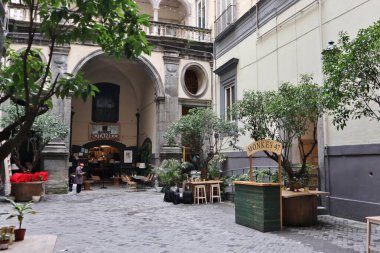 Napoli, Campania, İtalya - 4 Şubat 2021: Barrio Botanico 'nun bulunduğu Medine üzerinden 18. yüzyıl Palazzo Fondi Mahkemesi,