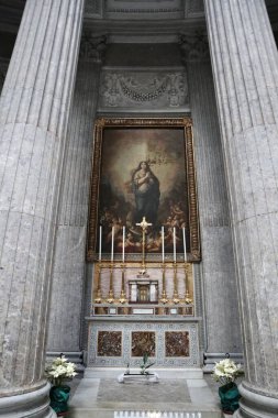 Napoli, Campania, İtalya - 4 Şubat 2021: San Francesco da Paola Bazilikası 'nın ikinci sol kilisesinin mihrabında kusursuz gebeliği tasvir eden Tommaso De Vivo' nun tuval