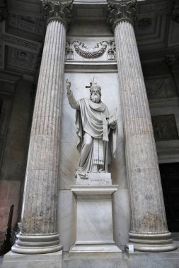 Napoli, Campania, İtalya - 4 Şubat 2021: San Francesco da Paola Bazilikası 'nda Angelo Solari tarafından yapılan Aziz Athanasius heykeli