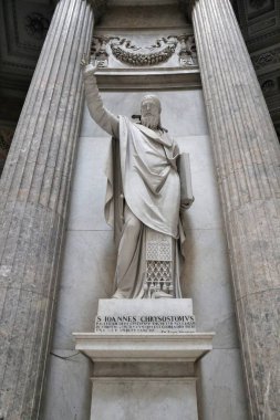 Napoli, Campania, İtalya - 4 Şubat 2021: San Francesco da Paola Bazilikası 'nda San Giovanni Crisostomo tarafından yapılan heykel