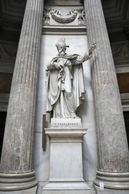 Napoli, Campania, İtalya - 4 Şubat 2021: San Francesco da Paola Bazilikası 'nda Aziz Augustine Anıtı