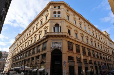 Napoli, Campania, İtalya - 4 Şubat 2021: Galleria Umberto I sınırındaki 19. yüzyıl Palazzo Capone