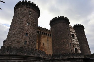Napoli, Campania, İtalya - 4 Şubat 2021: Castel Nuovo veya Maschio Angioino Piazza Municipio manzaralı