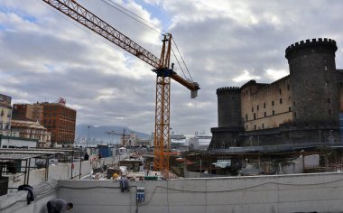 Napoli, Campania, İtalya - 4 Şubat 2021: Piazza Municipio 'daki yeni metro istasyonunun inşaatı