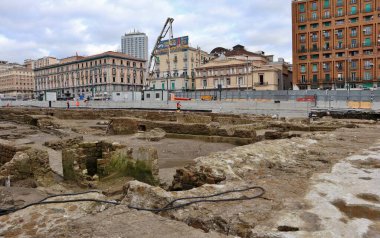 Napoli, Campania, İtalya - 4 Şubat 2021: Piazza Municipio 'daki yeni metro istasyonunun inşaatı