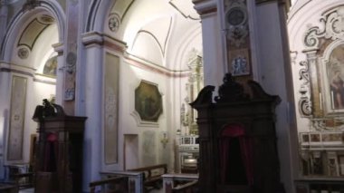 Napoli, Campania, İtalya - 16 Şubat 2021: Chiaia 'daki 17. yüzyıl Santa Caterina Kilisesi' nin iç mekanı