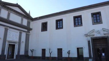 Napoli, Campania, İtalya - 16 Şubat 2021: Kadın Kilisesi ve Largo San Martino Ulusal Müzesi