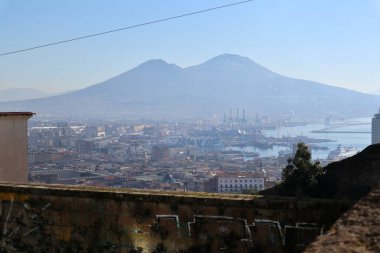 Napoli, Campania, İtalya - 16 Şubat 2021: Scalinata Pedamentina di San Martino 'dan şehrin genel görünümü