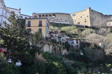 Napoli, Campania, İtalya - 16 Şubat 2021: Castel Sant 'Elmo' nun Glimpse 'si ve Pedamentina' nın panoramik merdivenlerinden Certosa di San Martino