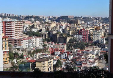 Napoli, Campania, İtalya - 16 Şubat 2021: Scalinata Pedamentina di San Martino 'dan şehrin genel görünümü