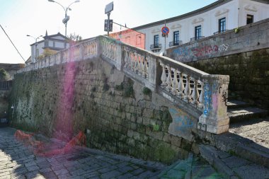 Napoli, Campania, İtalya - 16 Şubat 2021: Scalinata Pedamentina di San Martino 'dan şehrin genel görünümü