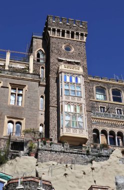 Napoli, Campania, İtalya - 16 Şubat 2021 Castello Aselmeyer, 1902 yılında Corso Vittorio Emanuele 'de Lamont Young tarafından inşa edilen özel bir binadır.