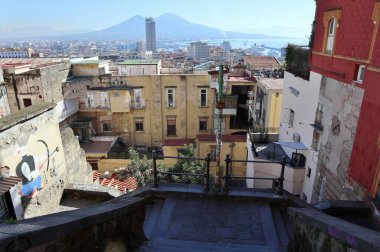 Napoli, Campania, İtalya - 16 Şubat 2021: Corso Vittorio Emanuele 'yi İspanyol Mahallesi' ne bağlayan San Pasquale Merdivenleri