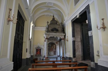 Napoli, Campania, İtalya - 19 Ocak 2021: Erken Hıristiyan kökenli 17. yüzyıl Bazilikası Havari Aziz Petrus 'a ithaf edilmiştir.