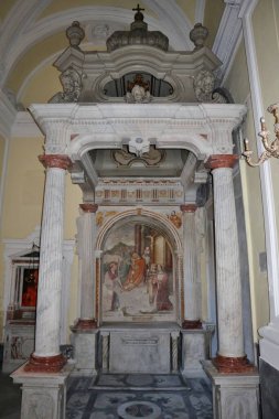 Napoli, Campania, İtalya - 19 Ocak 2021: Erken Hıristiyan kökenli 17. yüzyıl Bazilikası Havari Aziz Petrus 'a ithaf edilmiştir.