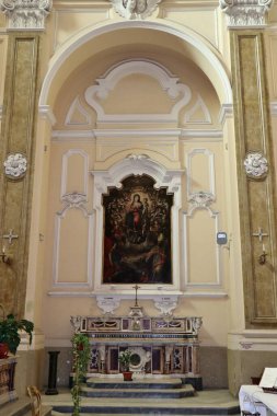 Napoli, Campania, İtalya - 19 Ocak 2021: Erken dönem Hıristiyan vakfı San Giorgio 'ya adanmış 17. yüzyıl kilisesinin içi