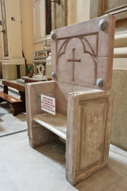 Napoli, Campania, İtalya - 19 Ocak 2021: Erken dönem Hıristiyan vakfı San Giorgio 'ya adanmış 17. yüzyıl kilisesinin içi