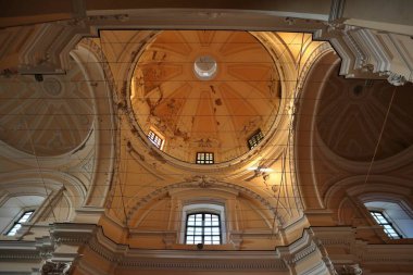Napoli, Campania, İtalya - 19 Ocak 2021: Erken dönem Hıristiyan vakfı San Giorgio 'ya adanmış 17. yüzyıl kilisesinin içi
