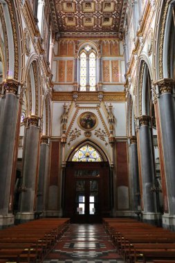 Napoli, Campania, İtalya - 19 Ocak 2021: Angevins tarafından 13. yüzyılda San Domenico 'ya ithaf edilen bazilikanın içi