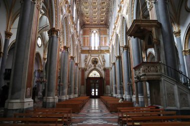 Napoli, Campania, İtalya - 19 Ocak 2021: Angevins tarafından 13. yüzyılda San Domenico 'ya ithaf edilen bazilikanın içi