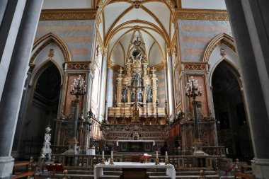 Napoli, Campania, İtalya - 19 Ocak 2021: Angevins tarafından 13. yüzyılda San Domenico 'ya ithaf edilen bazilikanın içi