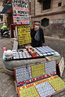 Napoli, Campania, İtalya - 19 Ocak 2021: Piazza San Domenico Magazine 'de eserinin matematiksel sayısal klasörlerini sergileyen sokak dehası