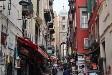 Napoli, Campania, İtalya - 19 Ocak 2021 Via San Gregorio Armeno, Via San Biagio dei Librai 'den.