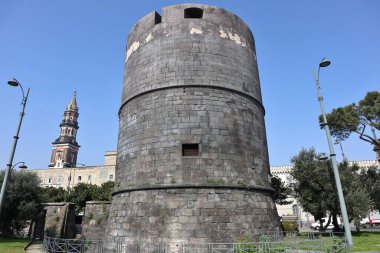 Napoli, Campania, İtalya - 26 Şubat 2021: 14. yüzyıl Castello del Carmine yıkımından kurtulan iki kuleden biri