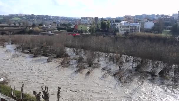 Benevento - Panoramica del Fiume Calore in piena — 图库视频影像