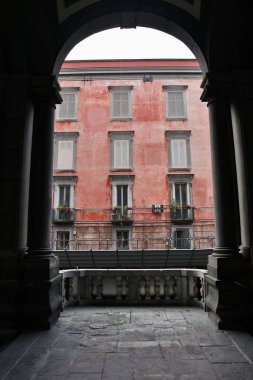 Napoli, Campania, İtalya - 5 Mart 2021: 17. yüzyıl kilisesi Piazzetta San Giuseppe dei Ruffi 'de San Giuseppe' ye ithaf edilmiştir.