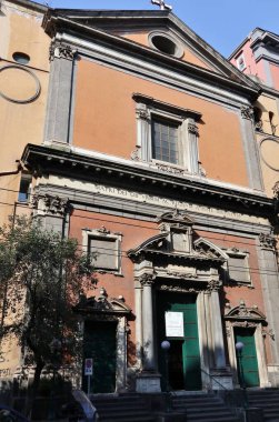 Napoli, Campania, İtalya - 5 Mart 2021 17. yüzyıl kilisesi Santa Maria di Costantinopoli Vadisi 'ndeki Konstantinopolis Hanımefendimize adanmıştır.