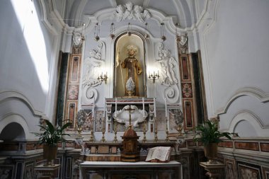 Napoli, Campania, İtalya - 5 Mart 2021 Via Santa Maria di Costantinopoli 'deki Konstantinopoli Hanımefendimize adanmış 17. yüzyıl kilisesinin içi