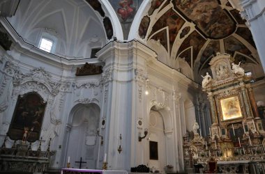 Napoli, Campania, İtalya - 5 Mart 2021 Via Santa Maria di Costantinopoli 'deki Konstantinopoli Hanımefendimize adanmış 17. yüzyıl kilisesinin içi