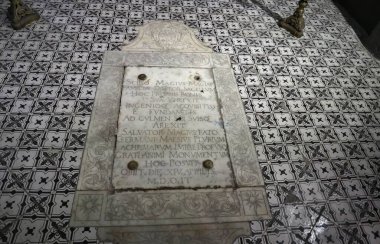 Napoli, Campania, İtalya - 5 Mart 2021 Via Santa Maria di Costantinopoli 'deki Konstantinopoli Hanımefendimize adanmış 17. yüzyıl kilisesinin içi