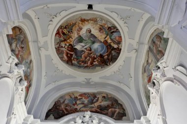 Napoli, Campania, İtalya - 5 Mart 2021 Via Santa Maria di Costantinopoli 'deki Konstantinopoli Hanımefendimize adanmış 17. yüzyıl kilisesinin içi