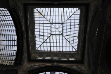 Napoli, Campania, İtalya - 5 Mart 2021: 19. yüzyılda Liberty stilinde inşa edilen Galleria Principe di Napoli 'nin İçi
