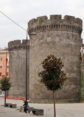 Napoli, Campania, İtalya - 29 Aralık 2020: Castel Capuano kuleleri, Angevin döneminden kalma antik şehir kapısı