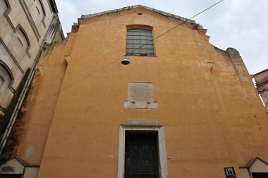 Napoli, Campania, İtalya - 5 Mart 2021 17. yüzyıl anıtsal kilisesi 5. yüzyılda kurulan İsa 'nın kutsal havarilerine adanmıştır.
