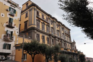 Napoli, Campania, İtalya - 5 Mart 2021: Santa Teresa degli Scalzi Vadisi 'ndeki Albertini Prenslerinin 18. yüzyıl sarayı