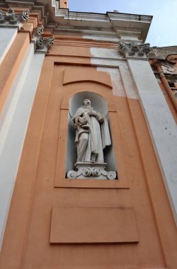 Napoli, Campania, İtalya - 5 Mart 2021 - Santa Teresa D 'Avila' ya adanmış 17. yüzyıl kilisesi Santa Teresa degli Scalzi Vadisi 'ndeki Santa Teresa al Museo Kilisesi olarak da bilinir.