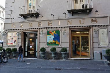 Napoli, Campania, İtalya - 16 Şubat 2021: 19. yüzyılın sonunda Caff Sospeso uygulamasının doğduğu Gran Caff Gambrinus 'un tarihi binası