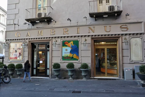 Napoli, Campania, İtalya - 16 Şubat 2021: 19. yüzyılın sonunda Caff Sospeso uygulamasının doğduğu Gran Caff Gambrinus 'un tarihi binası