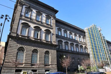 Napoli, Campania, İtalya - 16 Şubat 2021: Corso Umberto I 'deki Napoli Federico Üniversitesi Genel Merkezi 1224 yılında Swabia İmparatoru II. Frederick tarafından kurulan üniversite, dünyanın en eski devlet üniversitesi olarak kabul edilir.