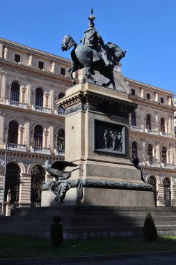 Napoli, Campania, İtalya - 16 Şubat 2021: Piazza Bovio 'da Vittorio Emanuele II' ye adanmış binicilik anıtı
