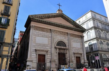 Napoli, Campania, İtalya - 16 Şubat 2021: 19. yüzyıl kilisesi Santa Maria delle Grazie Via Toledo 'ya ithaf edilmiştir.