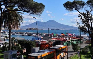 Napoli, Campania, İtalya - 26 Ocak 2021: Santa Maria del Parto Kilisesi 'nin kilisesinden Napoli Körfezi Panoraması