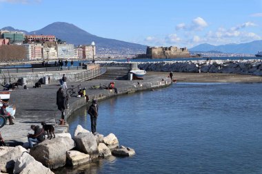 Napoli, Campania, İtalya - 26 Ocak 2021: Caracciolo sahilindeki Rotonda Diaz plajından panoramik manzara
