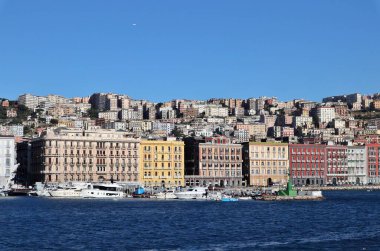 Napoli, Campania, İtalya - 26 Ocak 2021: Mergellina limanından Panorama